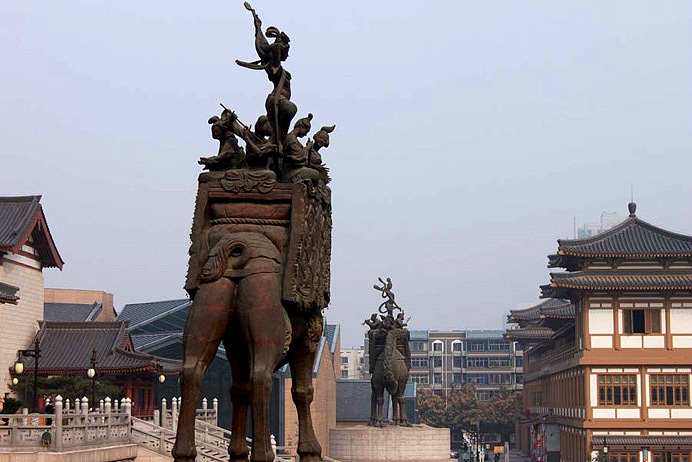 Silk Road Cultural Street is situated at the original site of the Tang Dynasty West Market which thrived more than 1000 years ago in Chang'an City in the Tang Dynasty